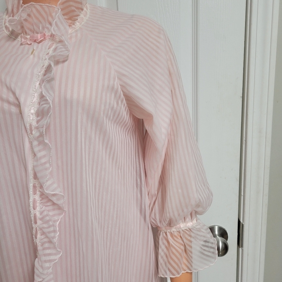 Vintage Cheoette Ruffled Nightgown. - Picture 6 of 13